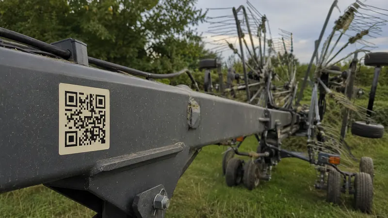 Autocollant QR code collé sur une machine agricole.